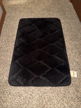 Plush Black Quilted Memory Foam Bath Mat